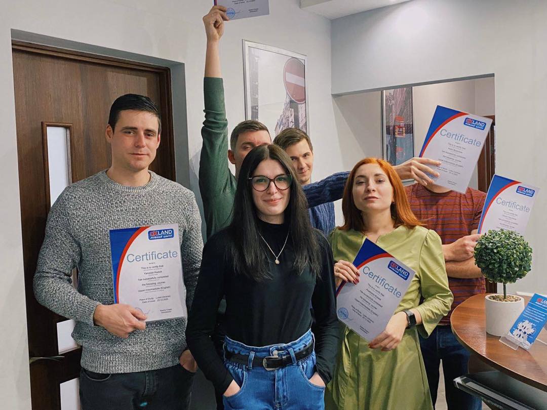 Випускники Okland із сертифікатами